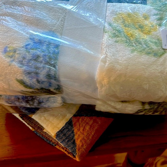 Cottage Cozy Plush Throw - White with Blue and Yellow Floral 50 x 70 NEW! - Picture 8 of 8